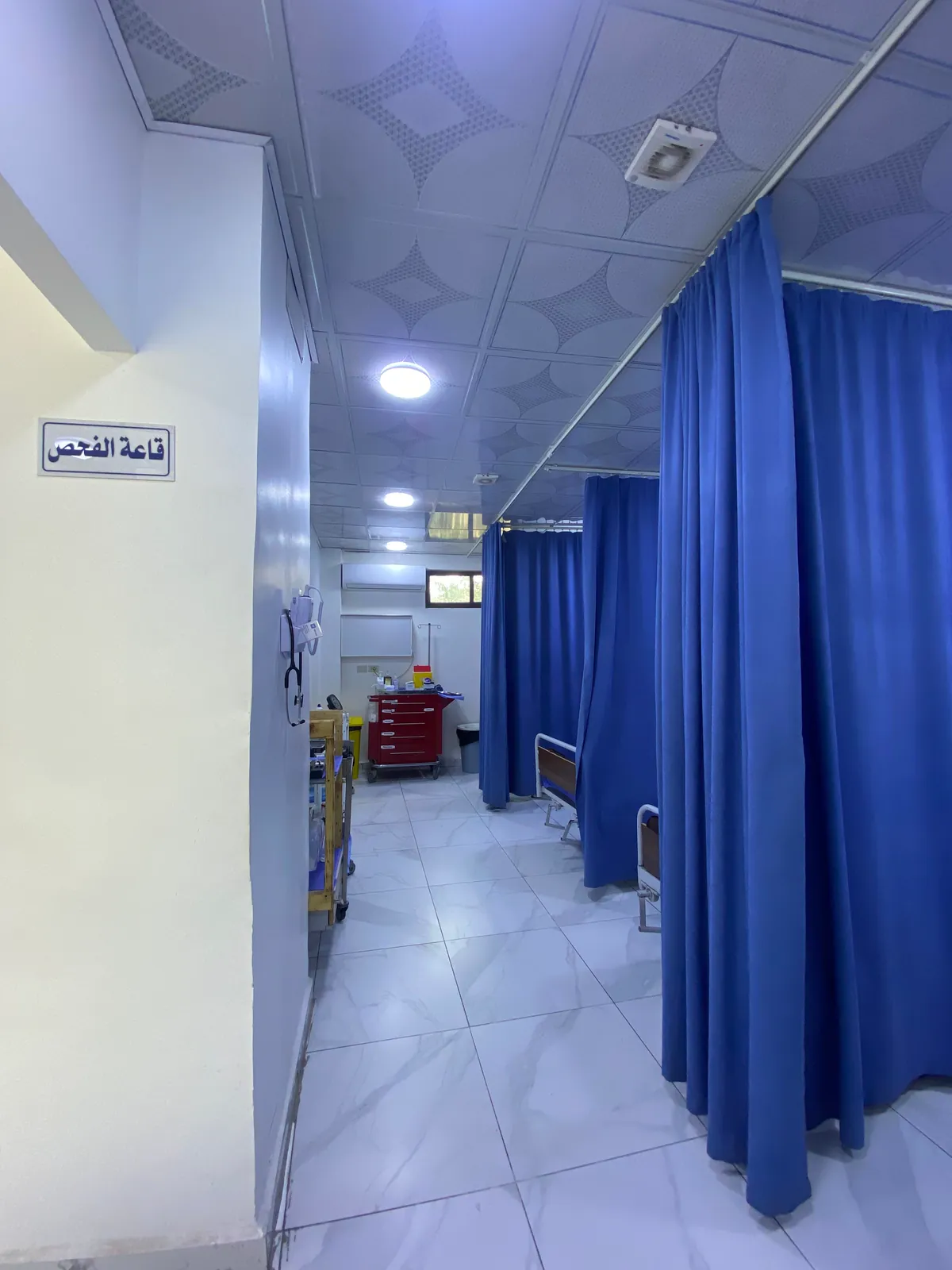 ممر يؤدي إلى مناطق العلاج داخل مركز الكمالية الطبي