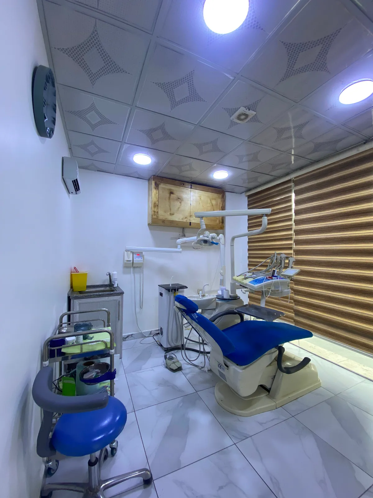 غرفة علاج مجهزة داخل مركز الكمالية الطبي